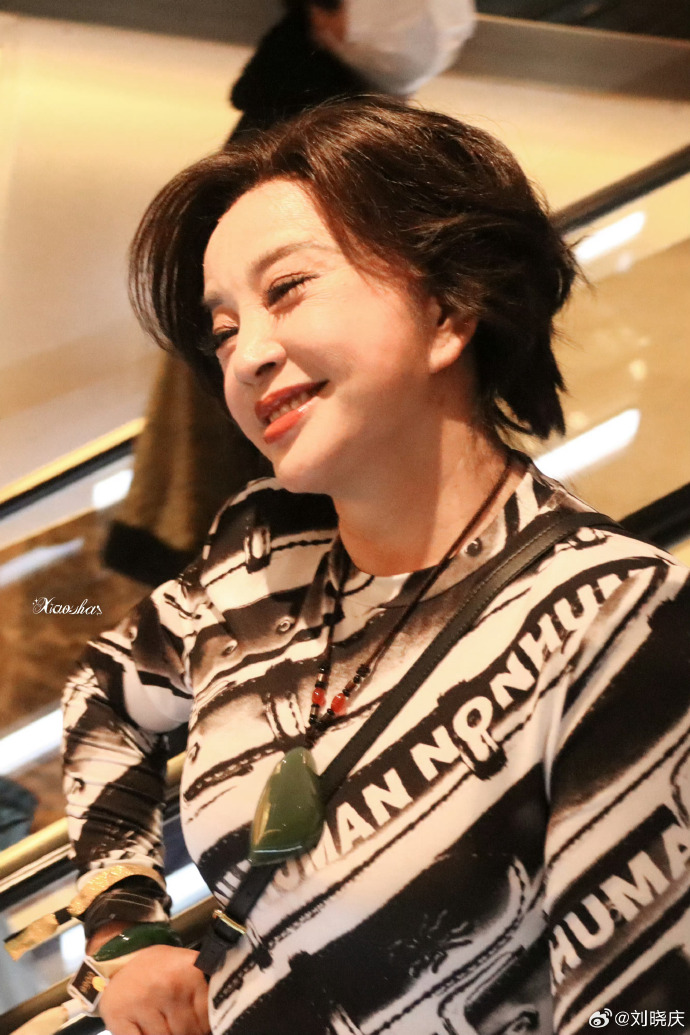 Lưu Hiểu Kh&aacute;nh g&acirc;y sốc với nhan sắc tươi trẻ tuổi 75- Ảnh 2.