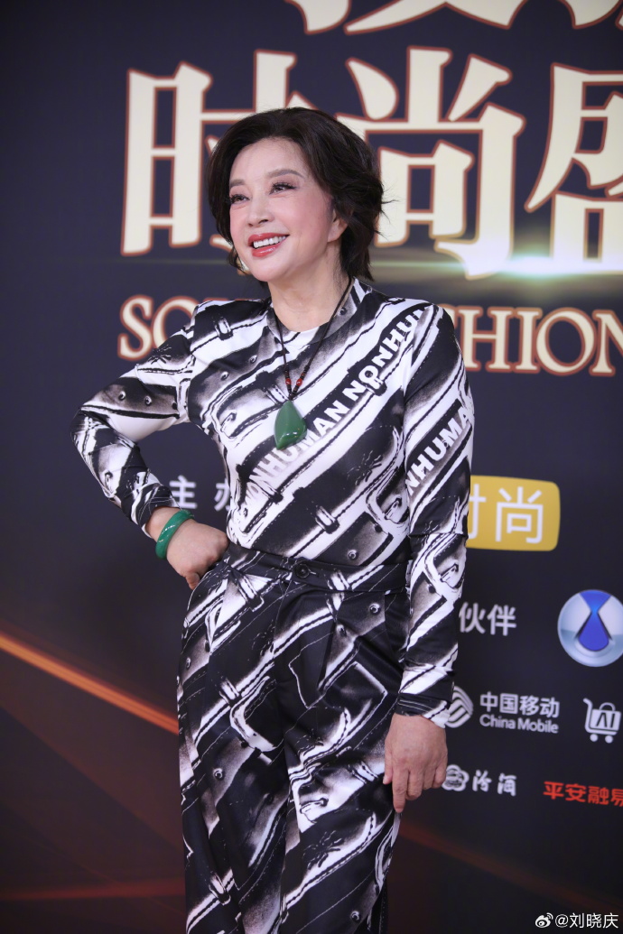 Lưu Hiểu Kh&aacute;nh g&acirc;y sốc với nhan sắc tươi trẻ tuổi 75- Ảnh 1.