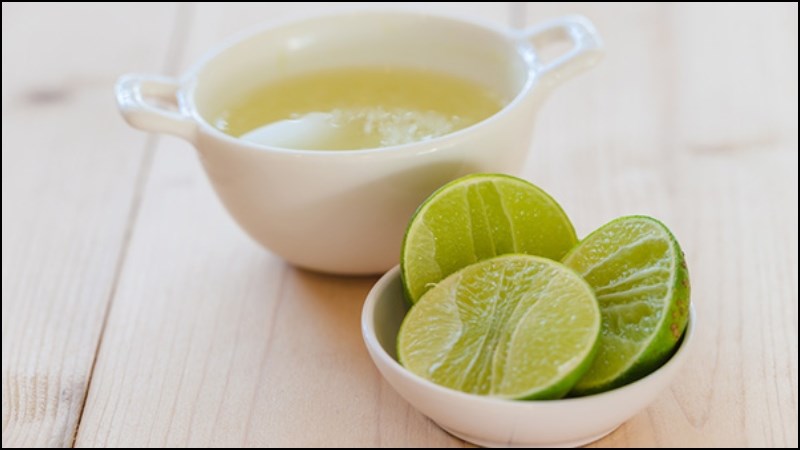 R&aacute;n c&aacute; đừng chỉ cho mỗi dầu: Th&ecirc;m 3 thứ n&agrave;y v&agrave;o chảo, đảm bảo c&aacute; v&agrave;ng gi&ograve;n đẹp mắt, kh&ocirc;ng lo bắn dầu- Ảnh 2.