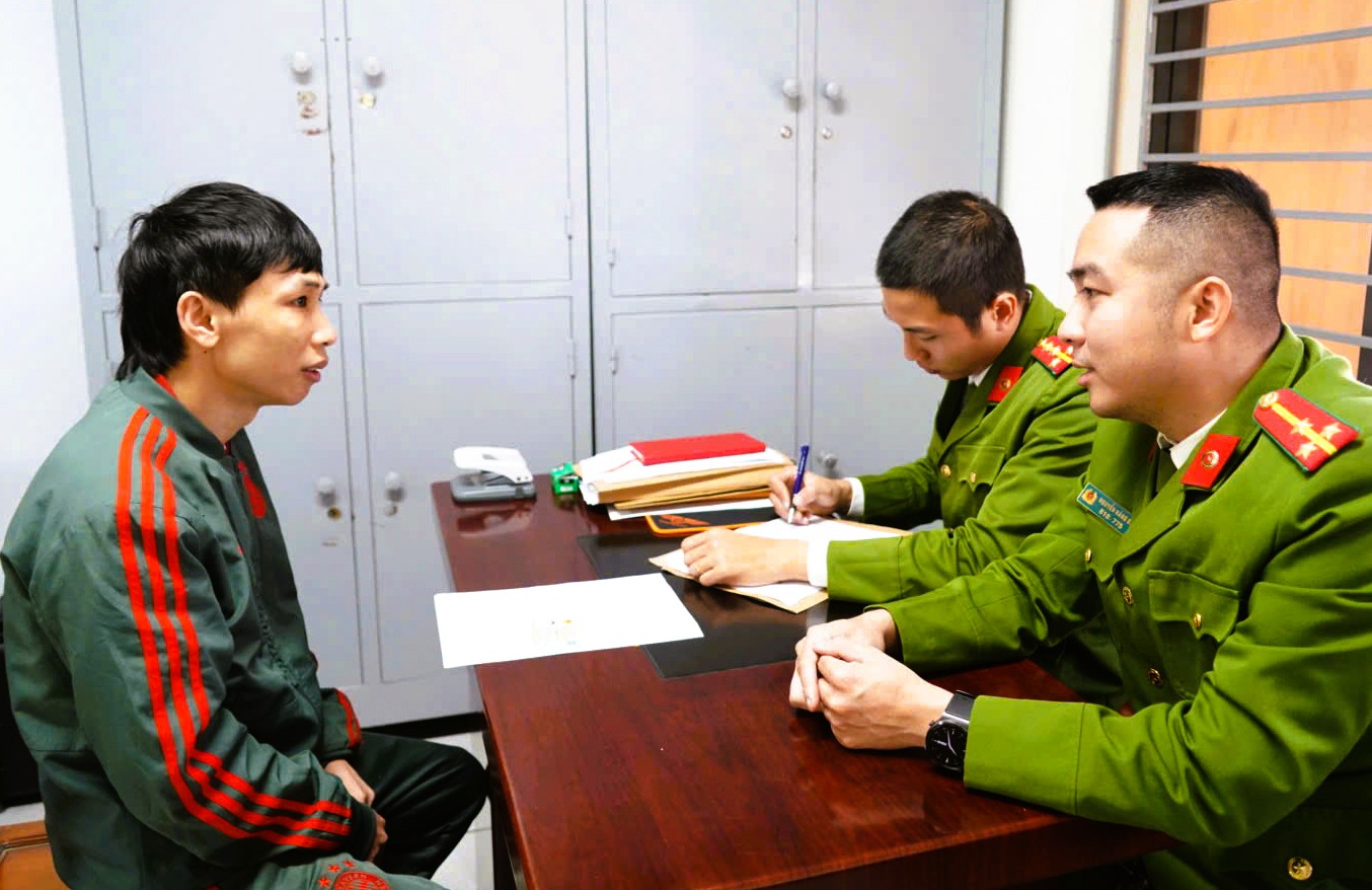 Một thanh niên từ Thái Lan về nước tới công an đầu thú- Ảnh 1. Một thanh niên từ Thái Lan về nước tới công an đầu thú- Ảnh 1.