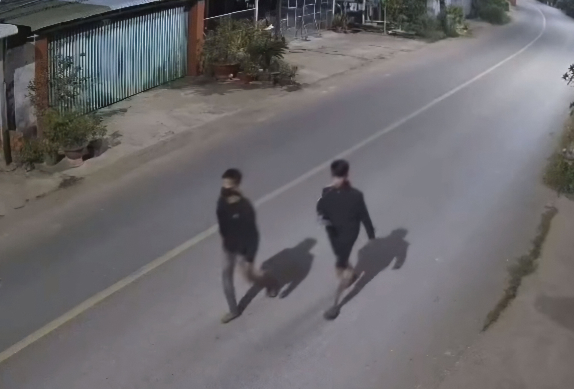 Xe lạ đ&oacute;n giữa đ&ecirc;m, hai người th&aacute;o chạy tho&aacute;t bẫy lừa qua Campuchia- Ảnh 1.