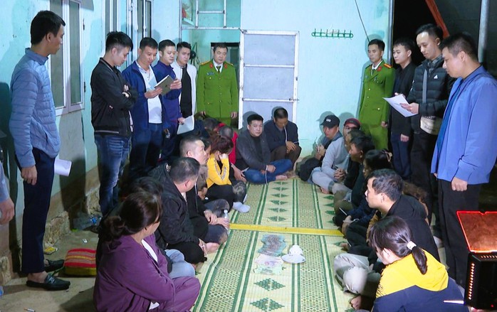 Cảnh s&aacute;t đột k&iacute;ch bắt quả tang 15 người l&agrave;m chuyện phi ph&aacute;p tại nh&agrave; người phụ nữ - Ảnh 1.