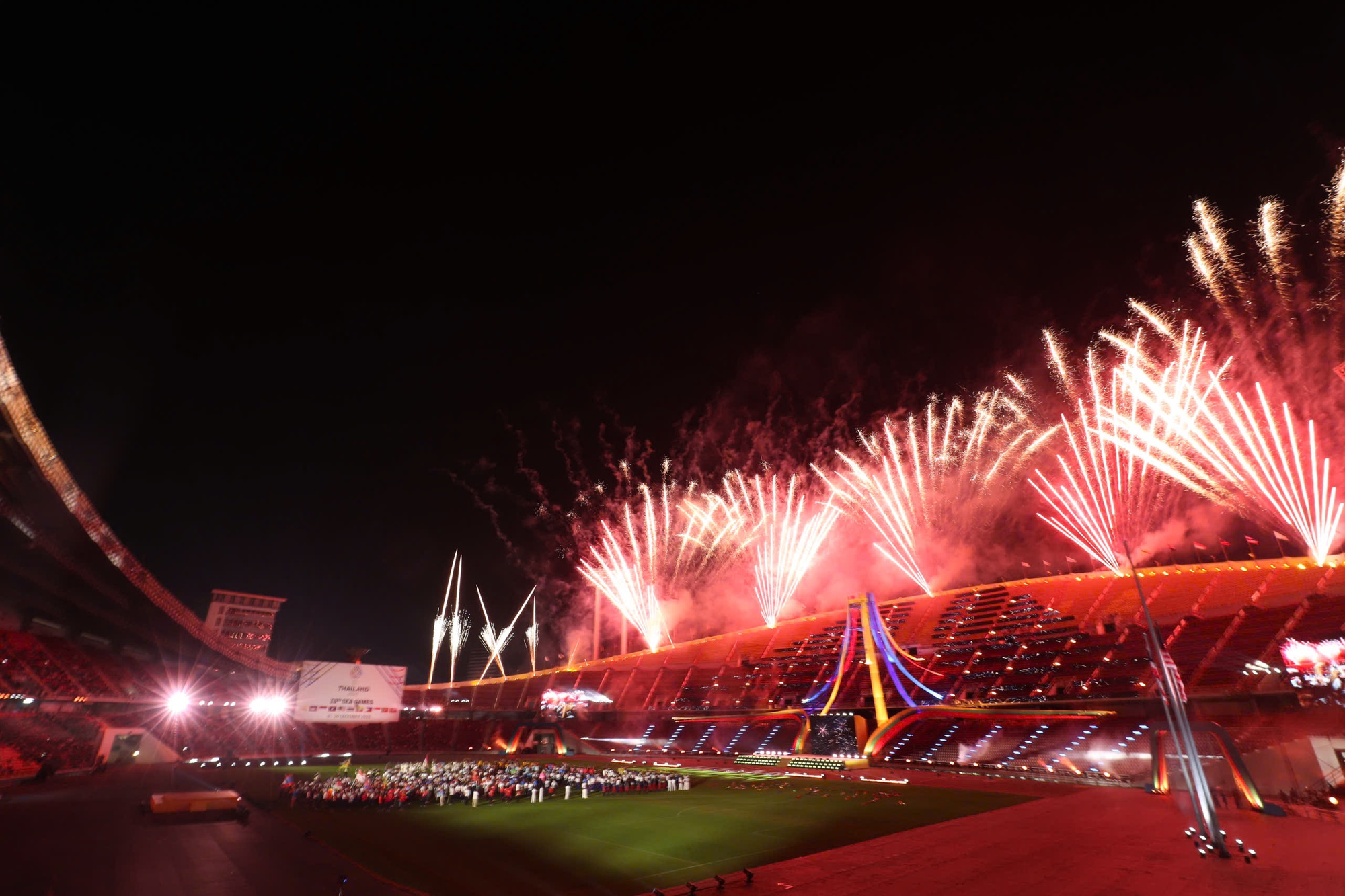 To&agrave;n cảnh bế mạc SEA Games 33: Ph&aacute;o hoa rực rỡ tạm biệt Th&aacute;i Lan, hẹn gặp lại ở Malaysia 2027- Ảnh 6.