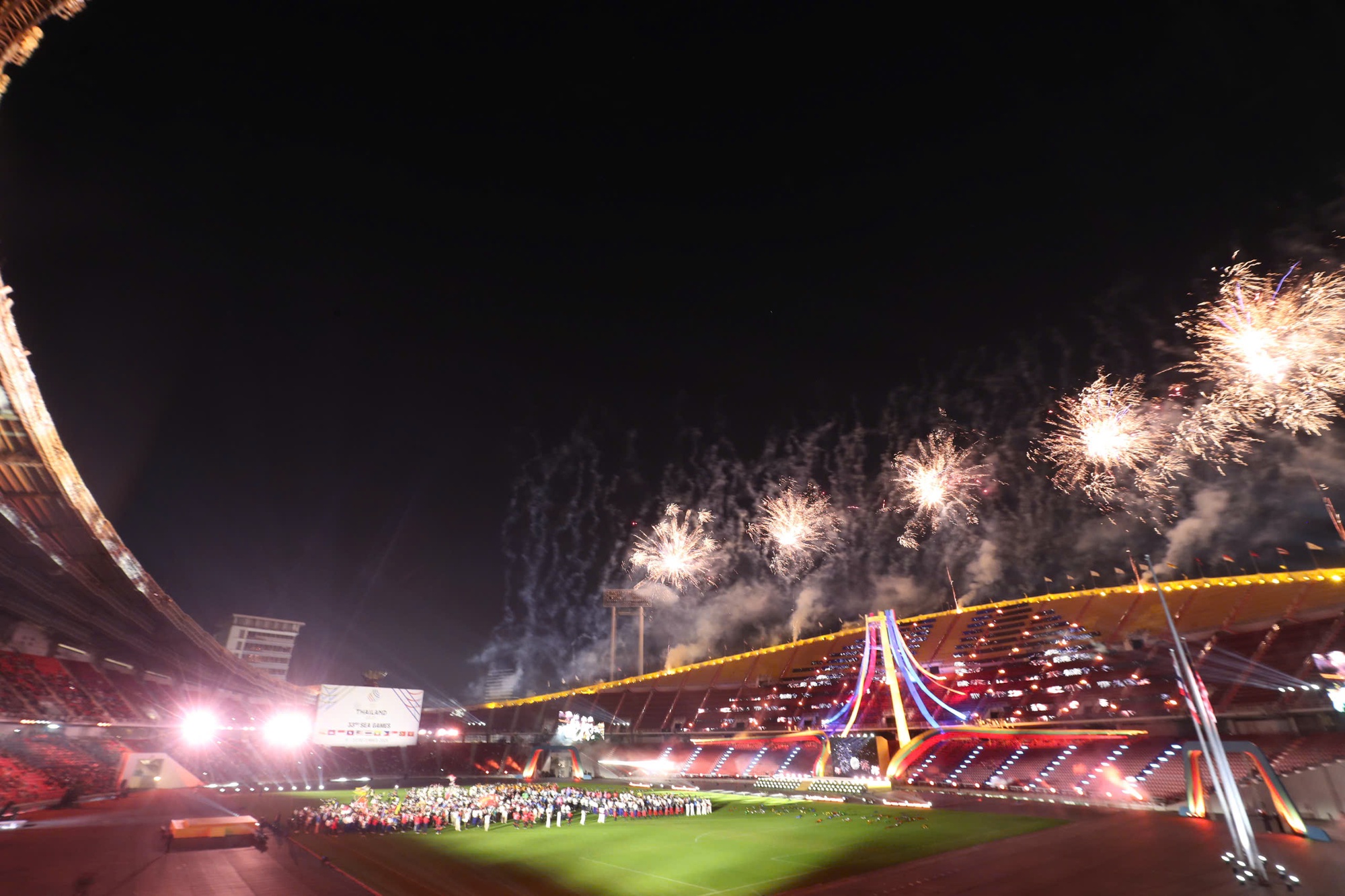 To&agrave;n cảnh bế mạc SEA Games 33: Ph&aacute;o hoa rực rỡ tạm biệt Th&aacute;i Lan, hẹn gặp lại ở Malaysia 2027- Ảnh 4.