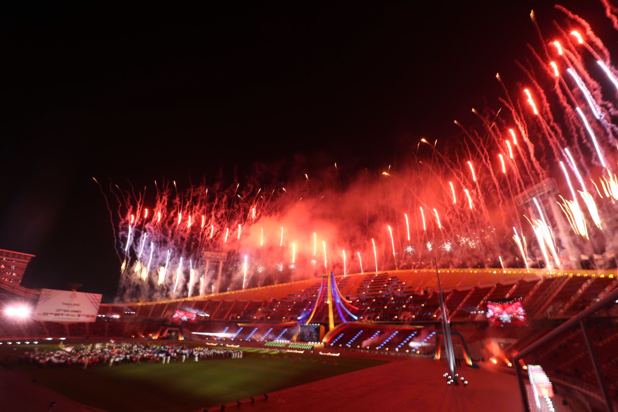 To&agrave;n cảnh bế mạc SEA Games 33: Ph&aacute;o hoa rực rỡ tạm biệt Th&aacute;i Lan, hẹn gặp lại ở Malaysia 2027- Ảnh 5.