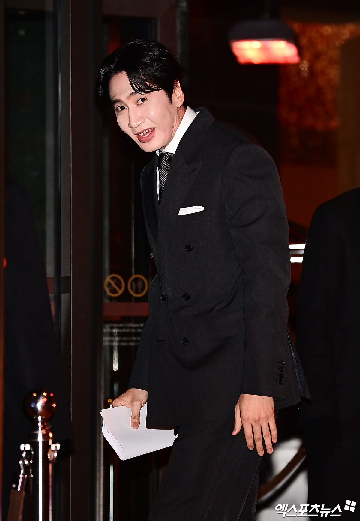 Si&ecirc;u đ&aacute;m cưới Kim Woo Bin - Shin Min Ah: D.O. (EXO) vội v&agrave;ng từ MMA chạy đến, V (BTS) - Lee Kwang Soo xuất hiện cực bảnh- Ảnh 4.