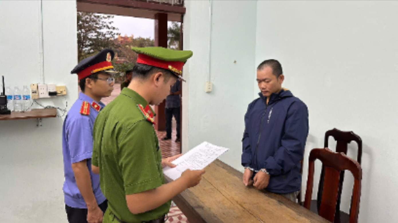 M&acirc;u thuẫn gia đ&igrave;nh, chồng ch&eacute;m vợ rồi uống thuốc s&acirc;u, thắt cổ, cho tay v&agrave;o ổ điện để tự s&aacute;t nhưng bất th&agrave;nh- Ảnh 1.