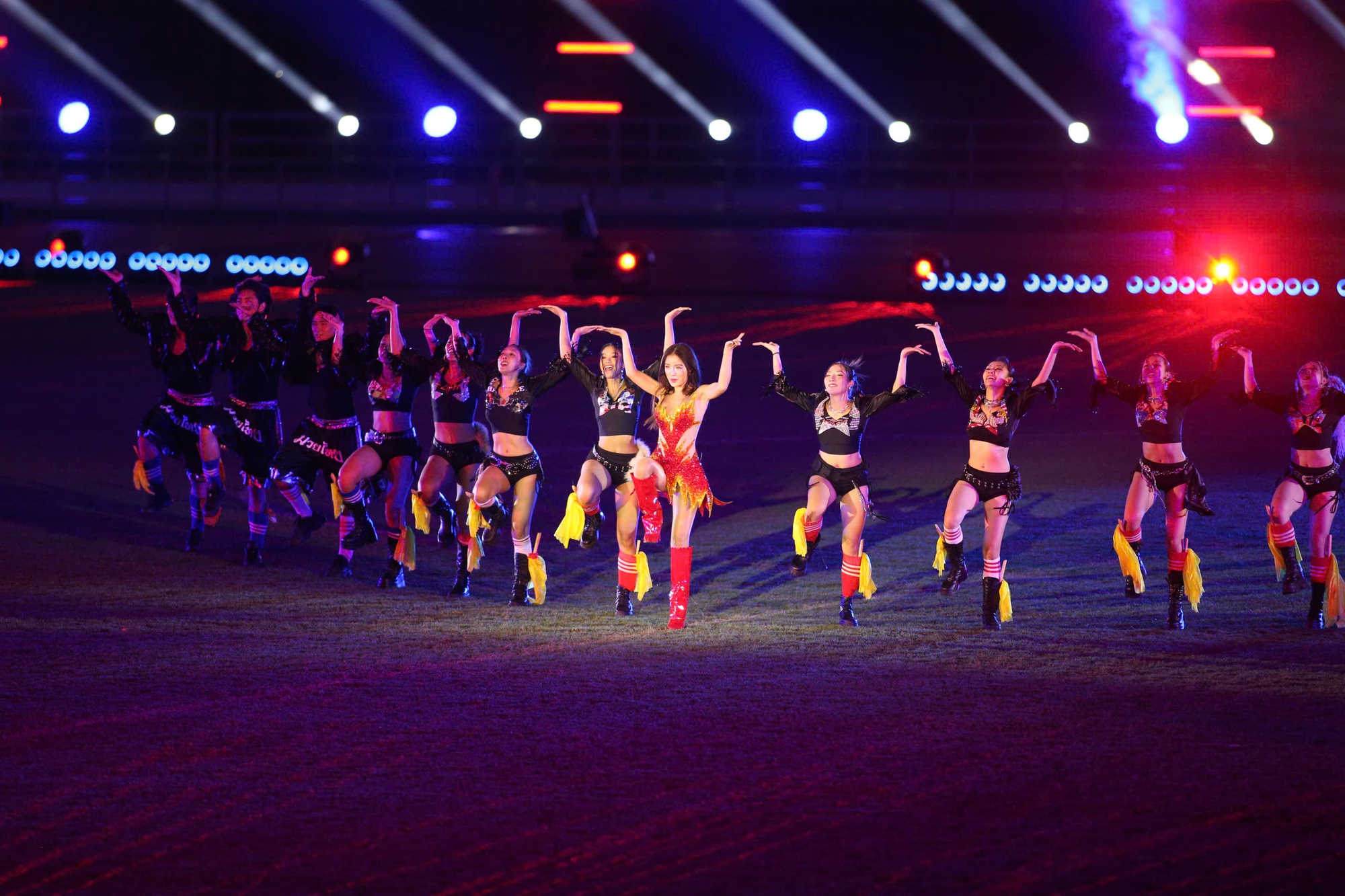 To&agrave;n cảnh bế mạc SEA Games 33: Ph&aacute;o hoa rực rỡ tạm biệt Th&aacute;i Lan, hẹn gặp lại ở Malaysia 2027- Ảnh 9.