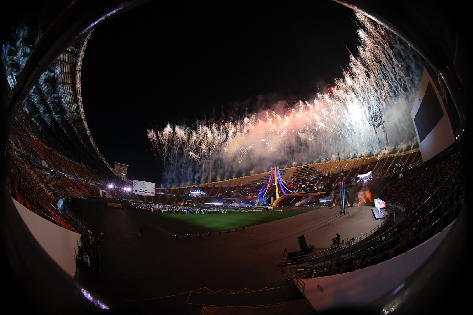 To&agrave;n cảnh bế mạc SEA Games 33: Ph&aacute;o hoa rực rỡ tạm biệt Th&aacute;i Lan, hẹn gặp lại ở Malaysia 2027- Ảnh 15.