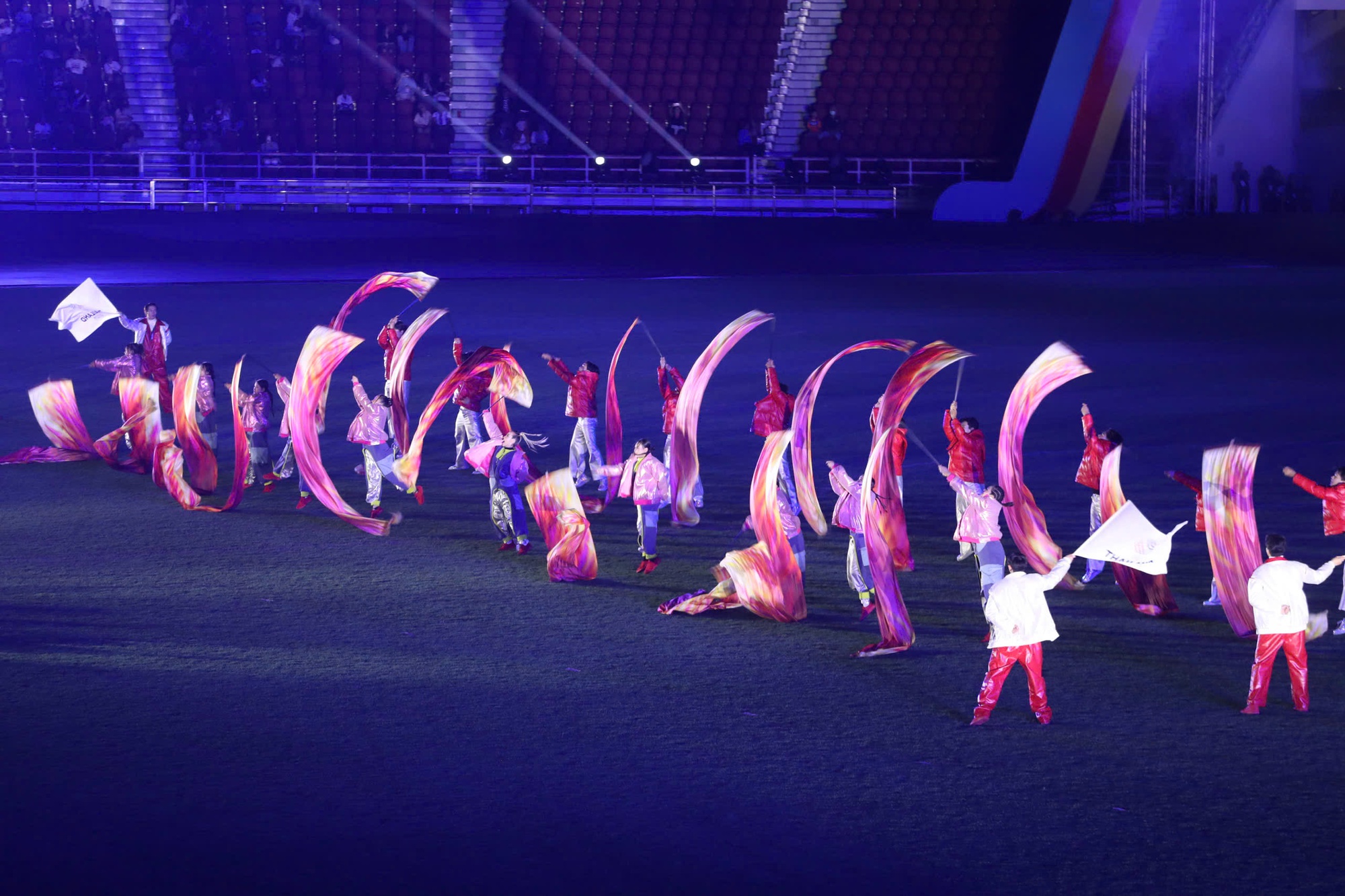 To&agrave;n cảnh bế mạc SEA Games 33: Ph&aacute;o hoa rực rỡ tạm biệt Th&aacute;i Lan, hẹn gặp lại ở Malaysia 2027- Ảnh 8.