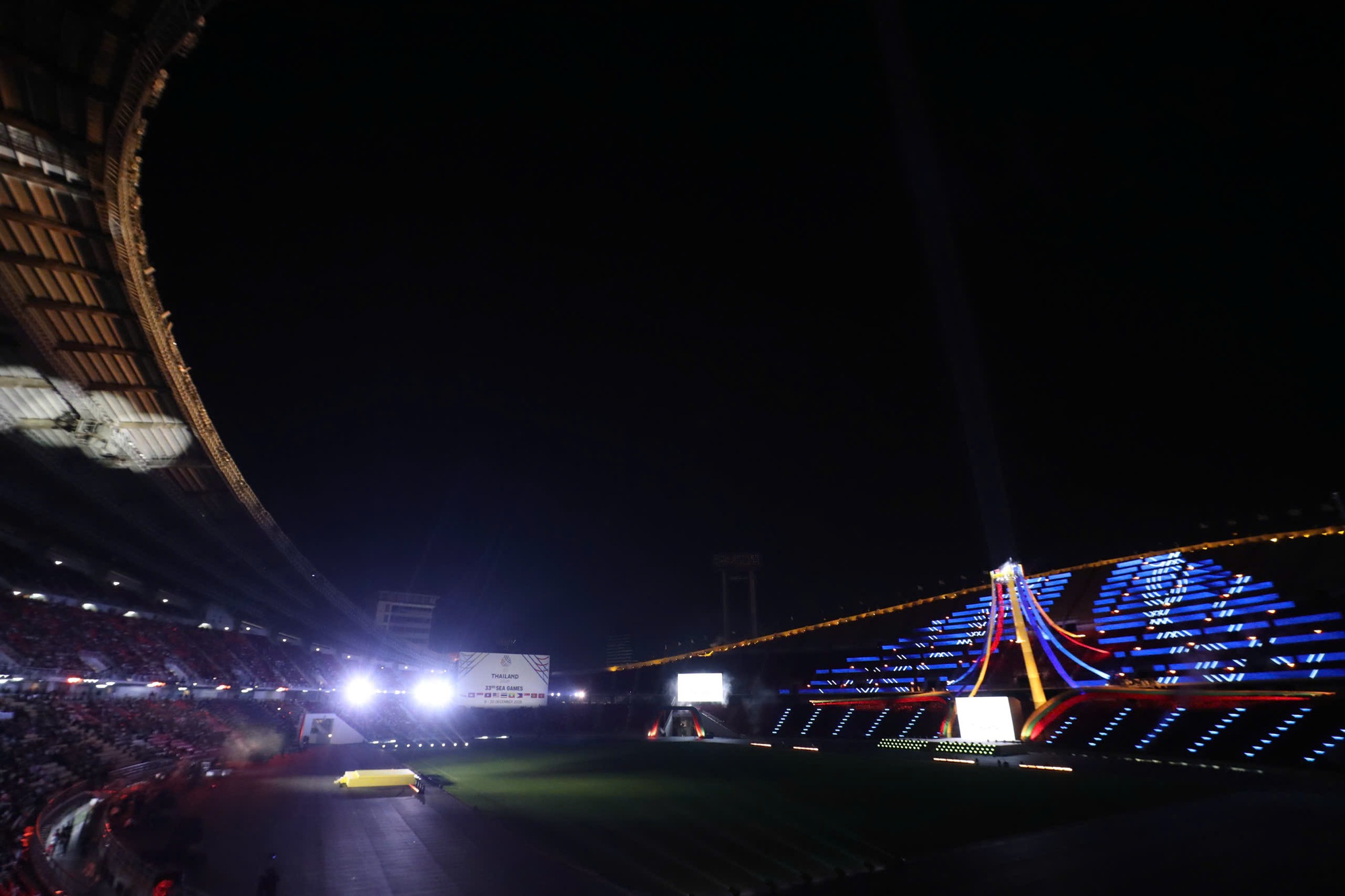 To&agrave;n cảnh bế mạc SEA Games 33: Ph&aacute;o hoa rực rỡ tạm biệt Th&aacute;i Lan, hẹn gặp lại ở Malaysia 2027- Ảnh 2.