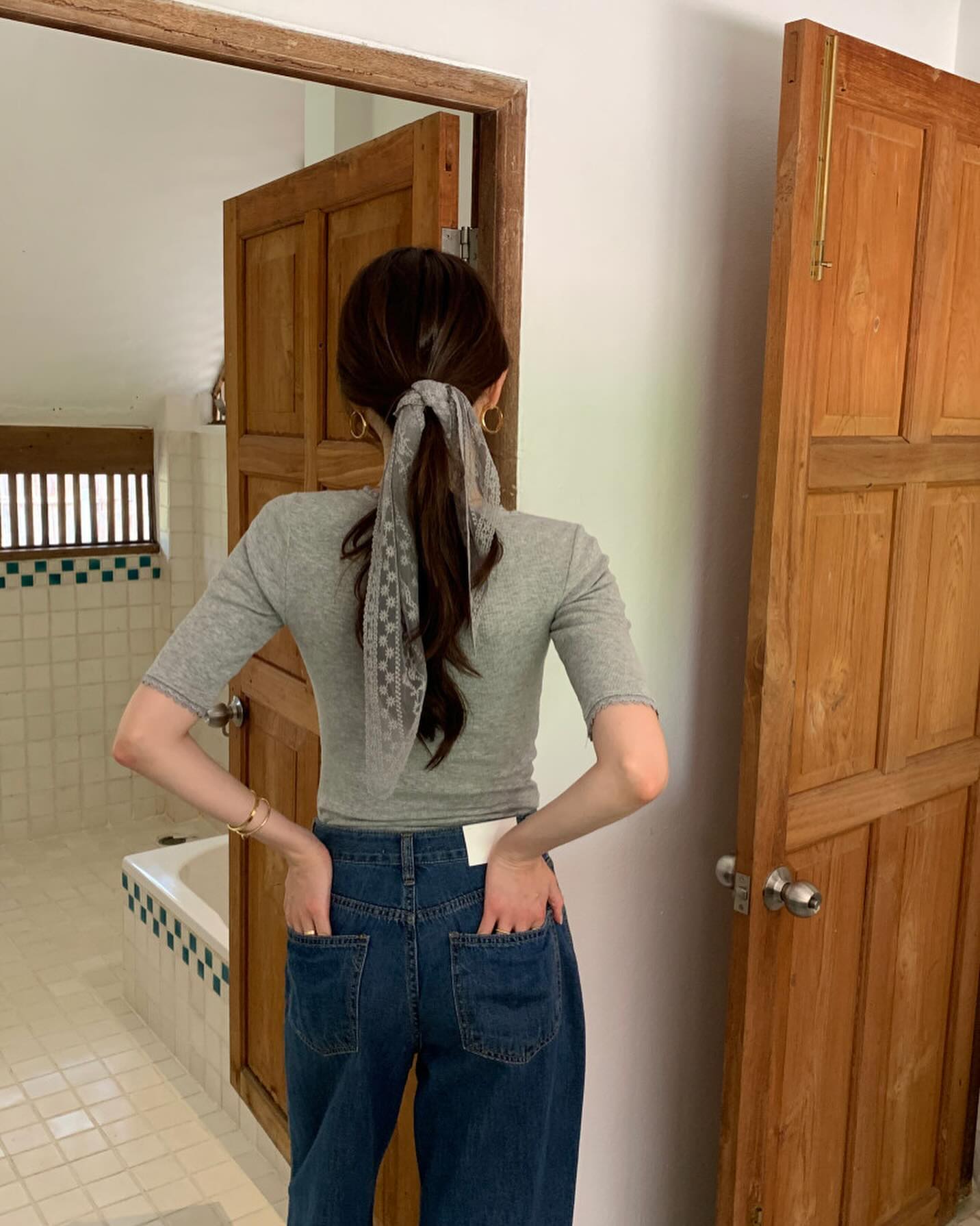 5 cách buộc tóc khi mặc áo mùa đông giúp diện mạo chỉn chu hơn hẳn, nhan sắc sáng bừng- Ảnh 7. 5 cách buộc tóc khi mặc áo mùa đông giúp diện mạo chỉn chu hơn hẳn, nhan sắc sáng bừng- Ảnh 7.