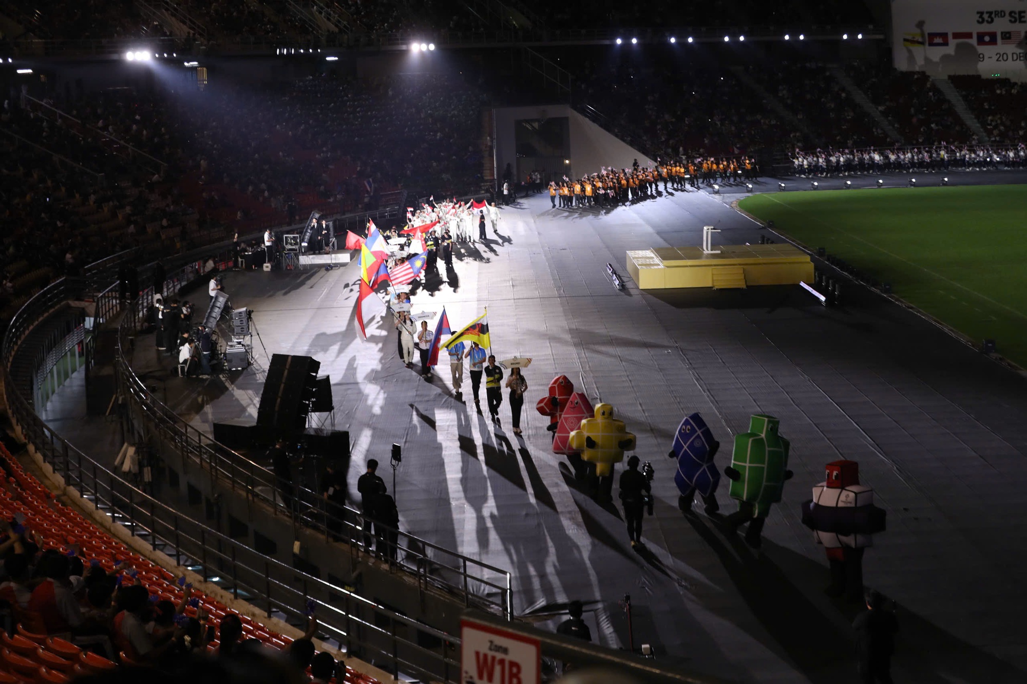 To&agrave;n cảnh bế mạc SEA Games 33: Ph&aacute;o hoa rực rỡ tạm biệt Th&aacute;i Lan, hẹn gặp lại ở Malaysia 2027- Ảnh 13.