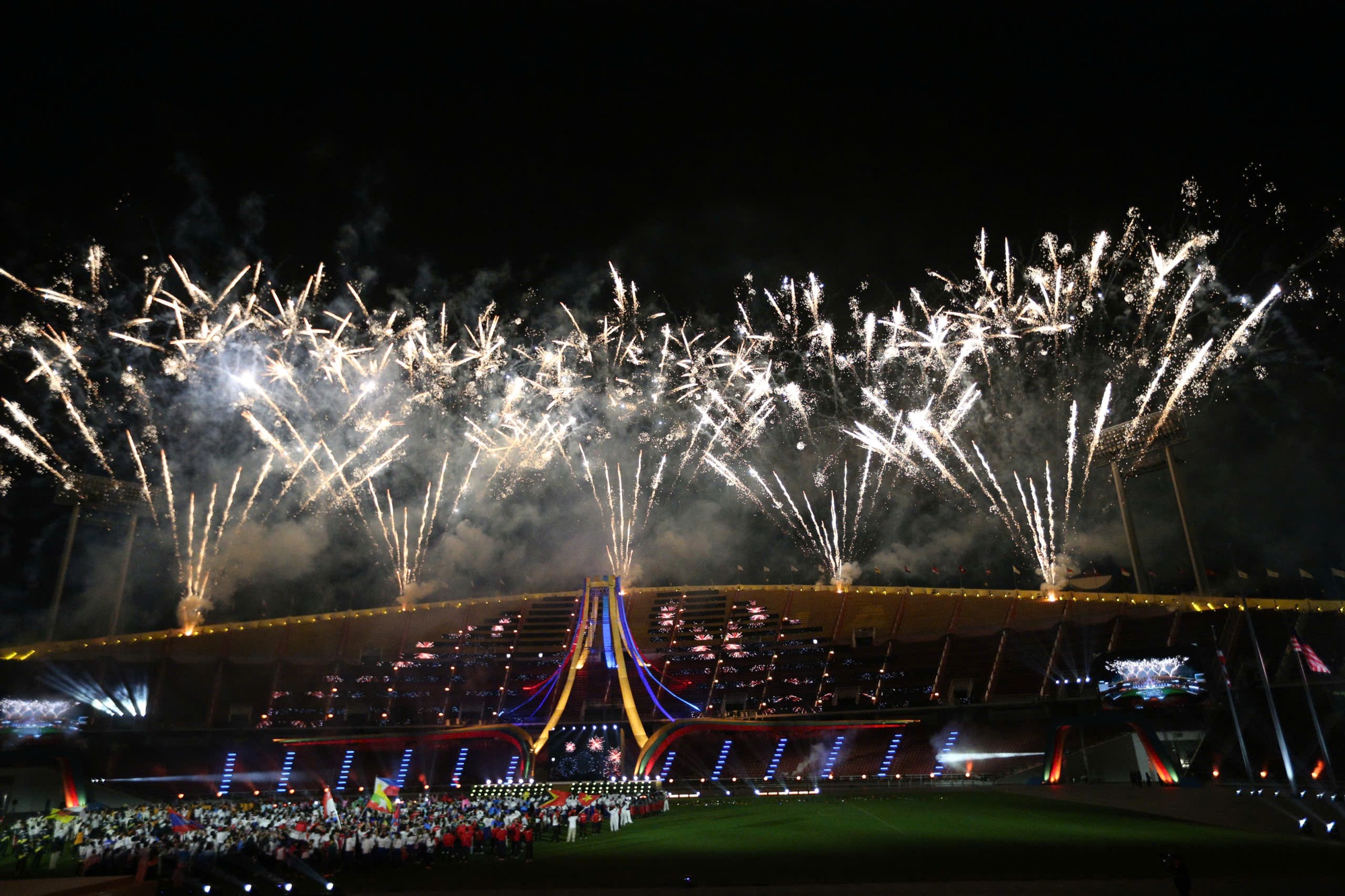 To&agrave;n cảnh bế mạc SEA Games 33: Ph&aacute;o hoa rực rỡ tạm biệt Th&aacute;i Lan, hẹn gặp lại ở Malaysia 2027- Ảnh 3.