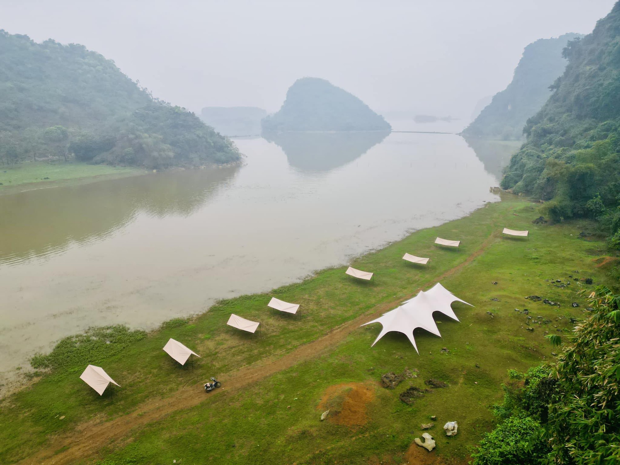 Ph&aacute;t hiện hồ nước b&ecirc;n thảo nguy&ecirc;n vắng vẻ, hoang sơ, du kh&aacute;ch nhận x&eacute;t: 