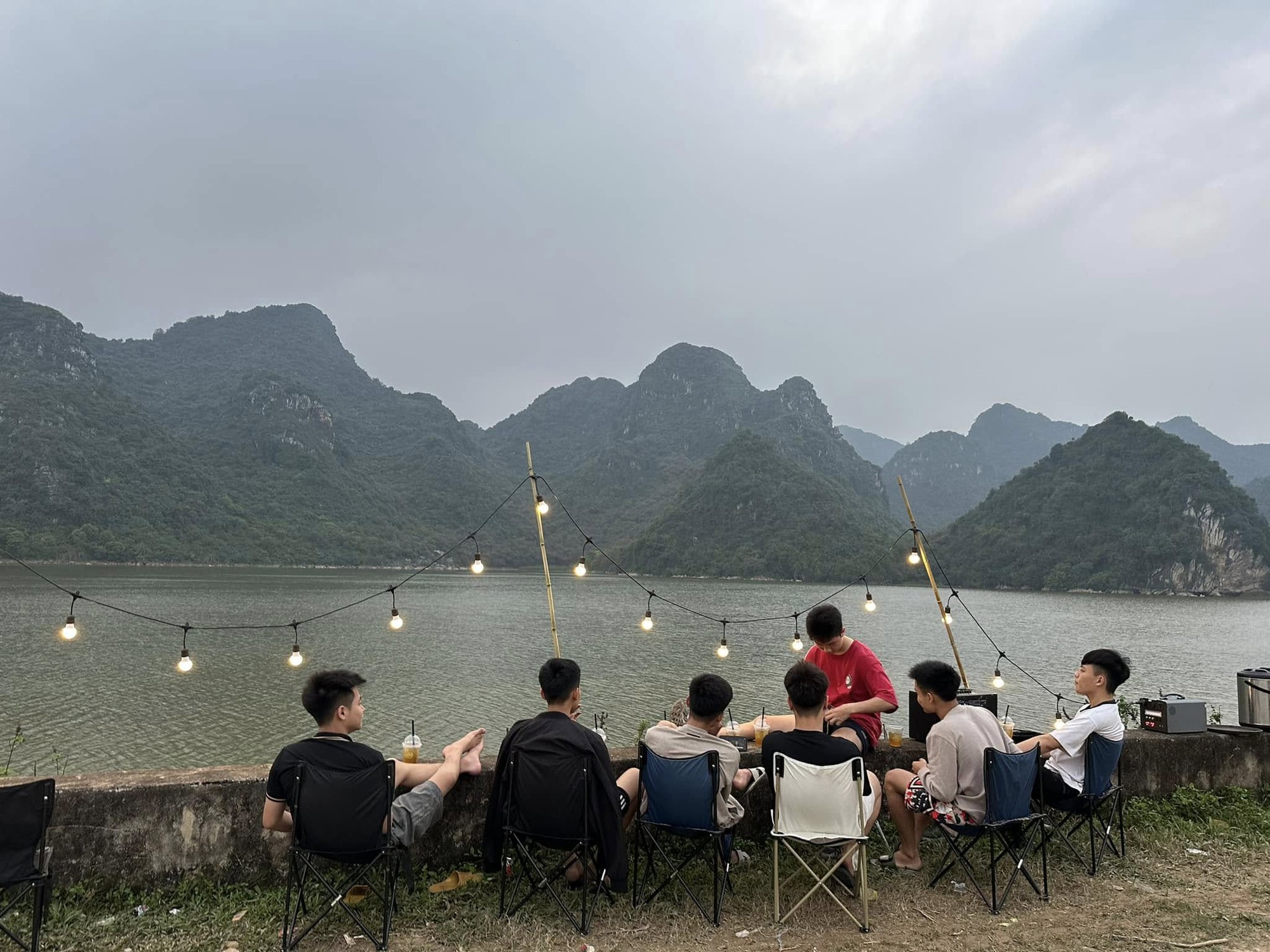 Ph&aacute;t hiện hồ nước b&ecirc;n thảo nguy&ecirc;n vắng vẻ, hoang sơ, du kh&aacute;ch nhận x&eacute;t: 