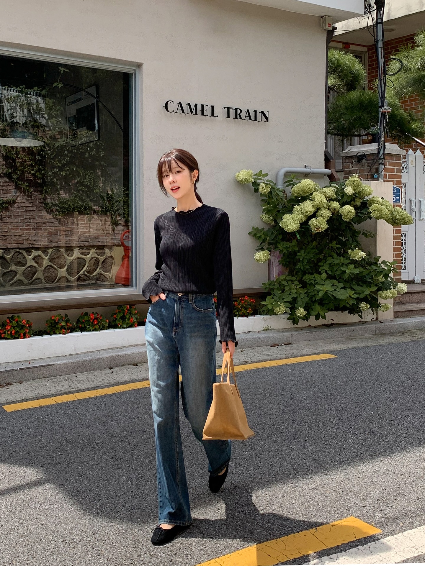 4 c&ocirc;ng thức mặc &aacute;o mỏng d&agrave;i tay hợp nhất với những ng&agrave;y kh&ocirc;ng lạnh- Ảnh 7.