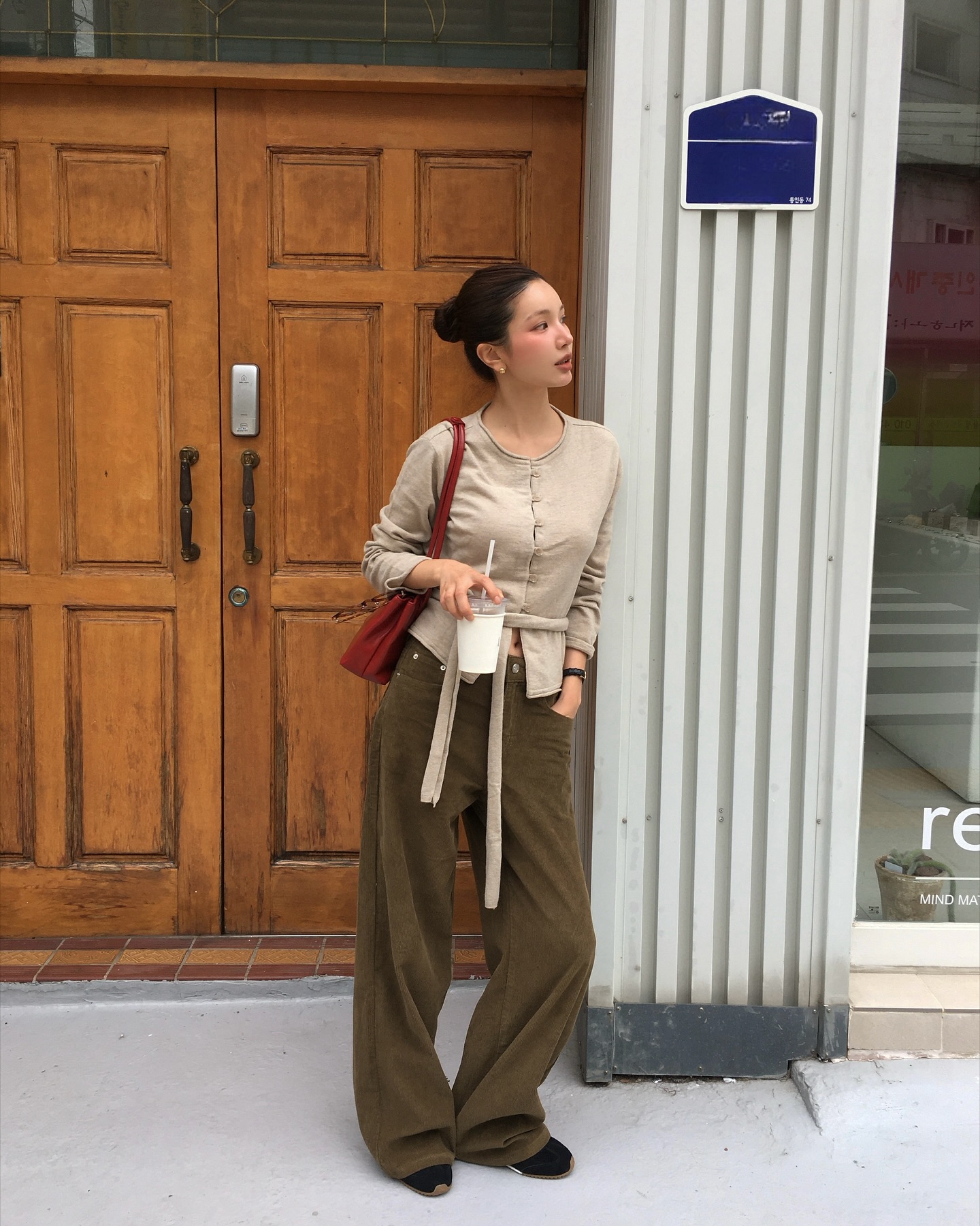 4 c&ocirc;ng thức mặc &aacute;o mỏng d&agrave;i tay hợp nhất với những ng&agrave;y kh&ocirc;ng lạnh- Ảnh 9.