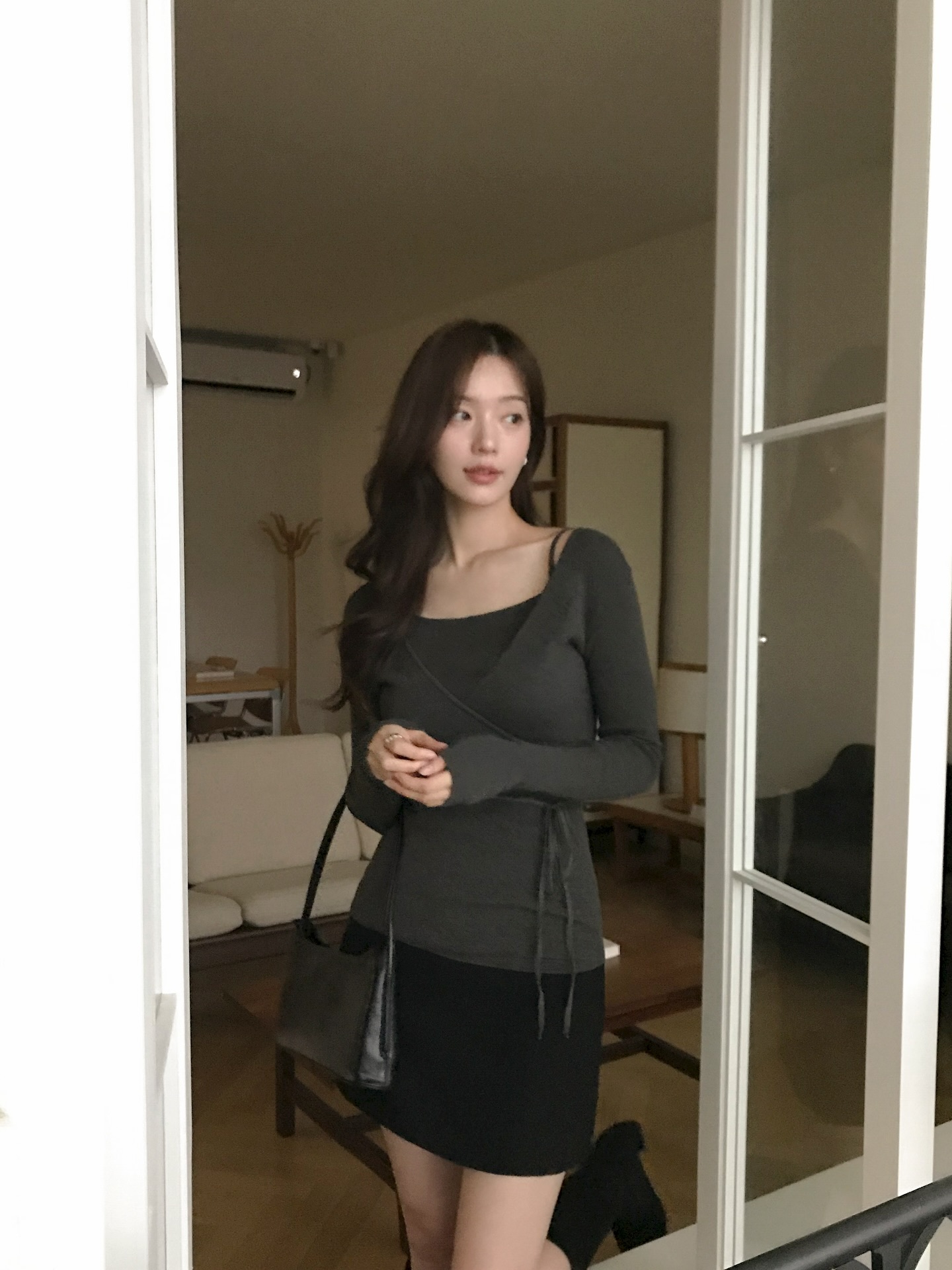 4 c&ocirc;ng thức mặc &aacute;o mỏng d&agrave;i tay hợp nhất với những ng&agrave;y kh&ocirc;ng lạnh- Ảnh 3.