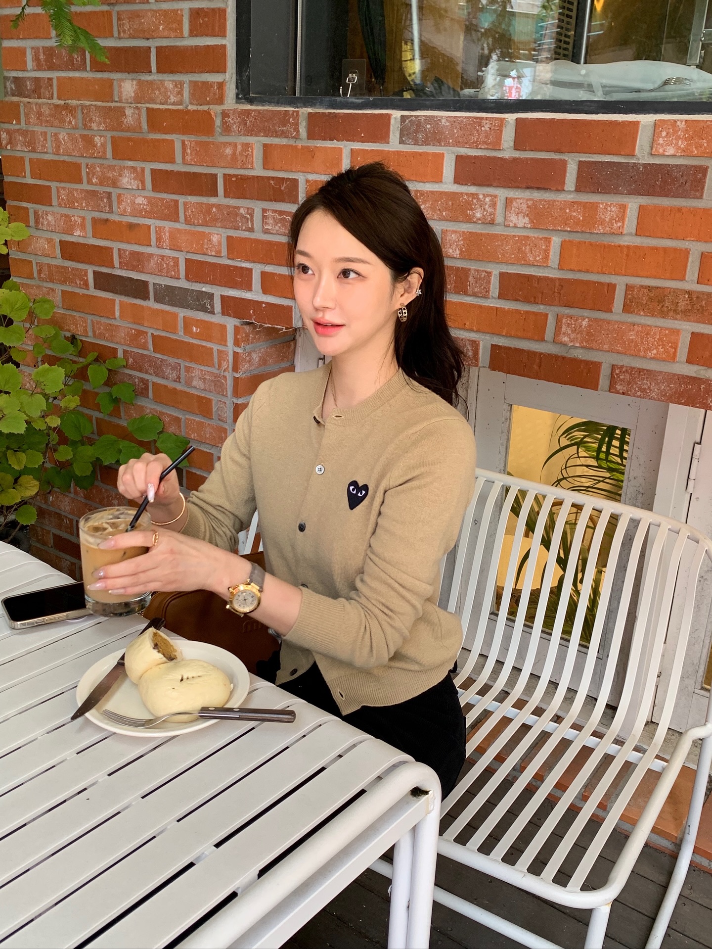 5 cách buộc tóc khi mặc áo mùa đông giúp diện mạo chỉn chu hơn hẳn, nhan sắc sáng bừng- Ảnh 8. 5 cách buộc tóc khi mặc áo mùa đông giúp diện mạo chỉn chu hơn hẳn, nhan sắc sáng bừng- Ảnh 8.