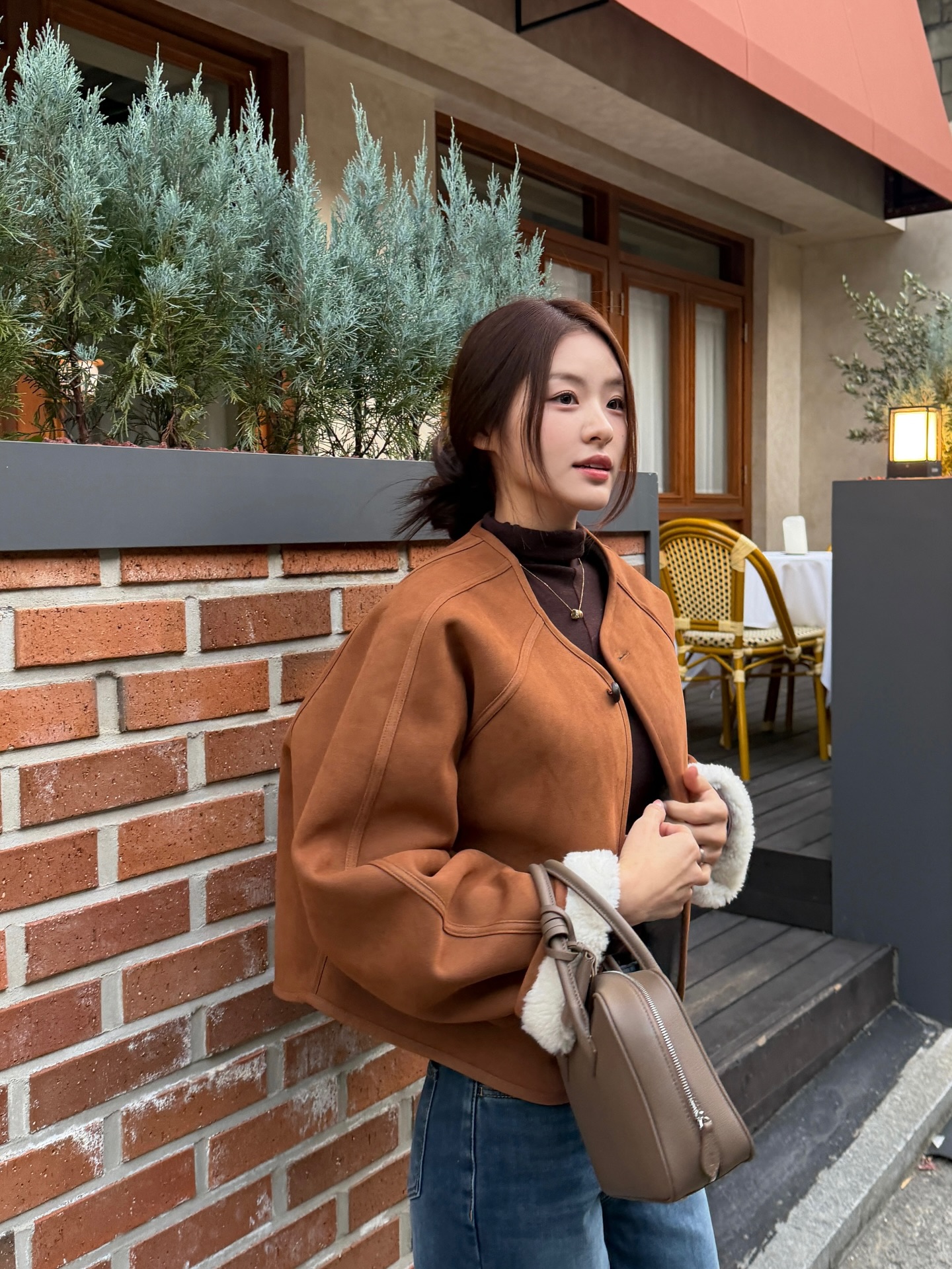 5 cách buộc tóc khi mặc áo mùa đông giúp diện mạo chỉn chu hơn hẳn, nhan sắc sáng bừng- Ảnh 3. 5 cách buộc tóc khi mặc áo mùa đông giúp diện mạo chỉn chu hơn hẳn, nhan sắc sáng bừng- Ảnh 3.