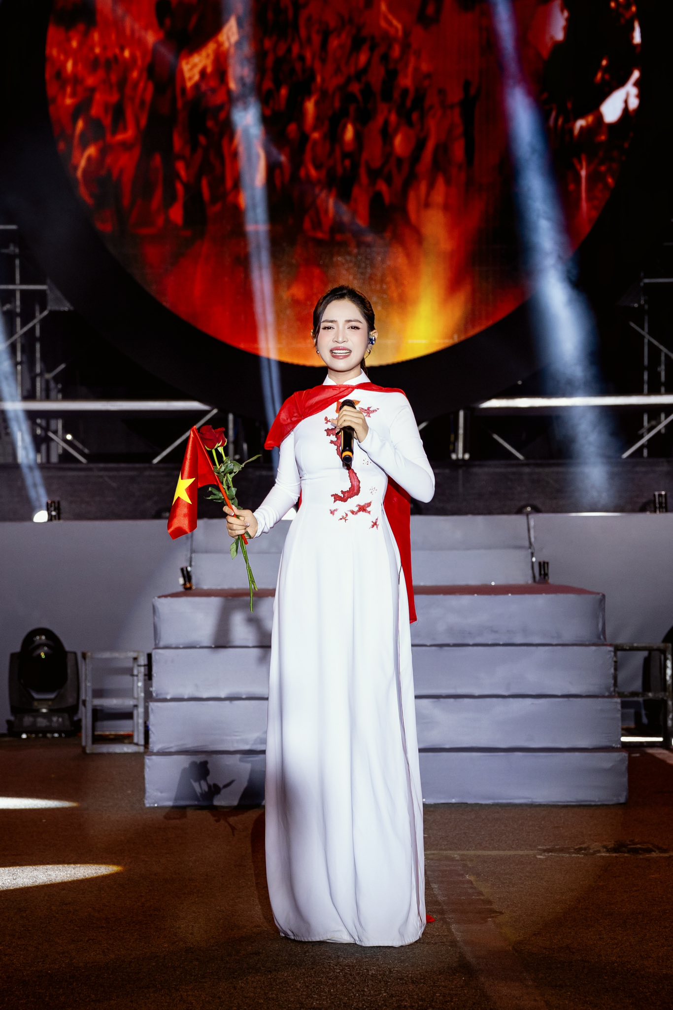 Ca kh&uacute;c 10 tỉ view gi&uacute;p 2 người đổi đời: Mua 2 căn nh&agrave;, được Ban Tuy&ecirc;n gi&aacute;o v&agrave; D&acirc;n vận Th&agrave;nh uỷ TP.HCM khen thưởng- Ảnh 3.