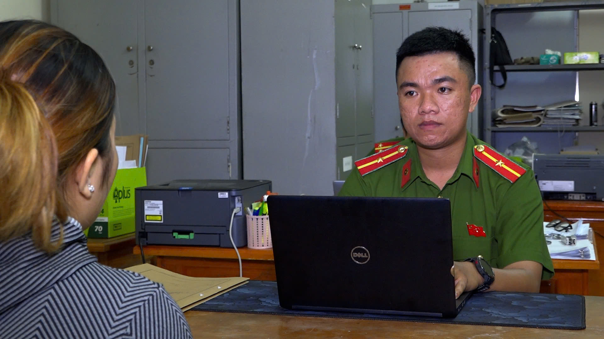 Bất ngờ với c&aacute;ch nữ 9X giấu chồng để mang 8 chiếc v&ograve;ng v&agrave;ng đi b&aacute;n- Ảnh 1.