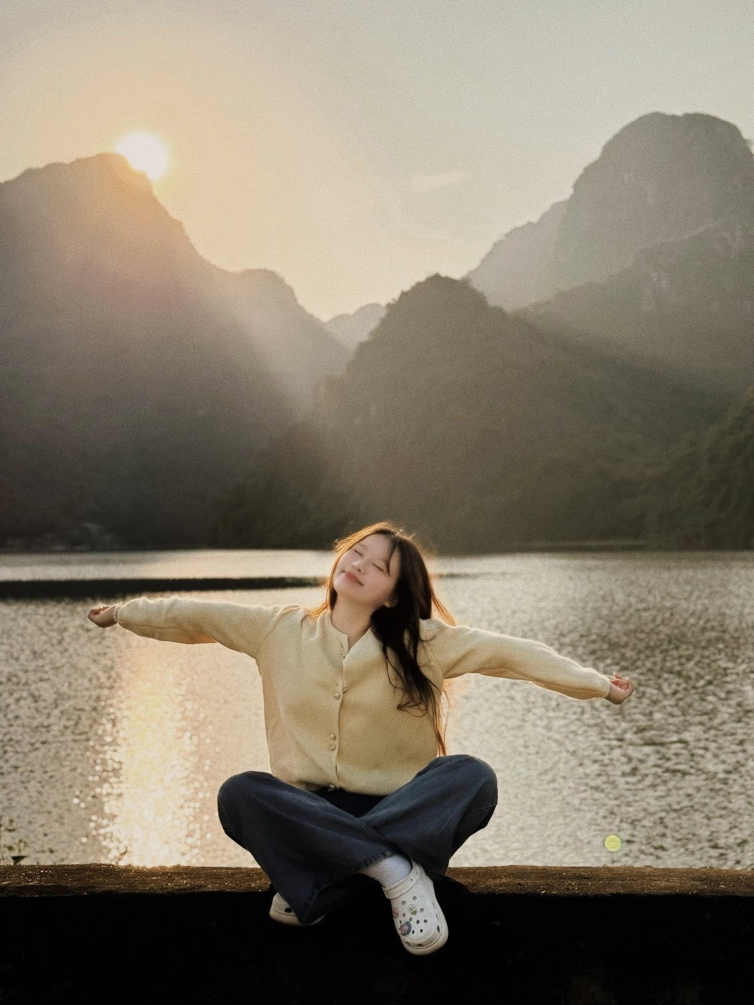 Ph&aacute;t hiện hồ nước b&ecirc;n thảo nguy&ecirc;n vắng vẻ, hoang sơ, du kh&aacute;ch nhận x&eacute;t: 