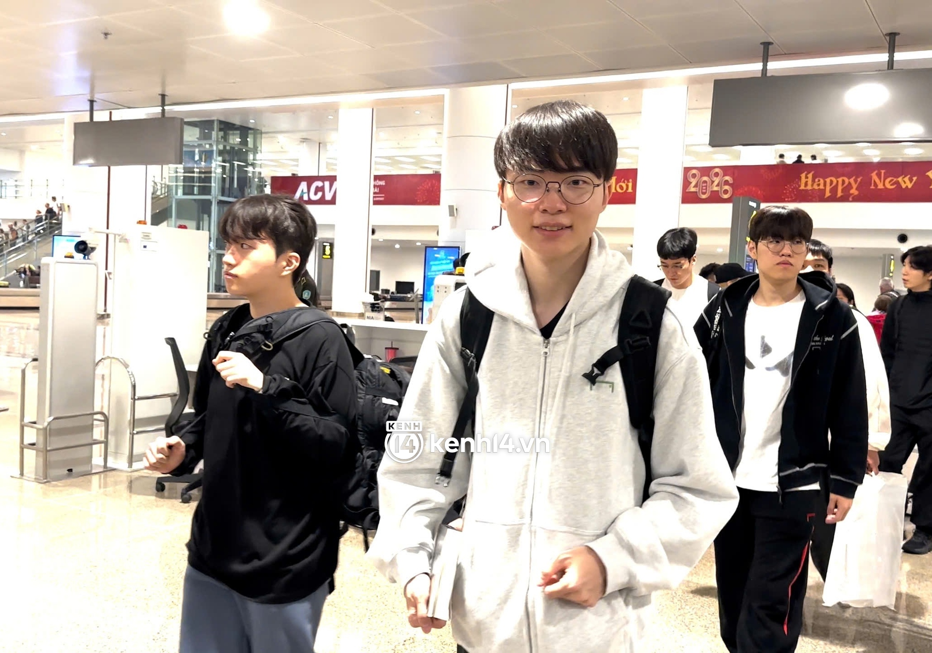 MC sự kiện T1 đến Việt Nam xuất hiện với visual cuốn h&uacute;t, một bức ảnh khiến d&acirc;n mạng khen tấm tắc- Ảnh 1.