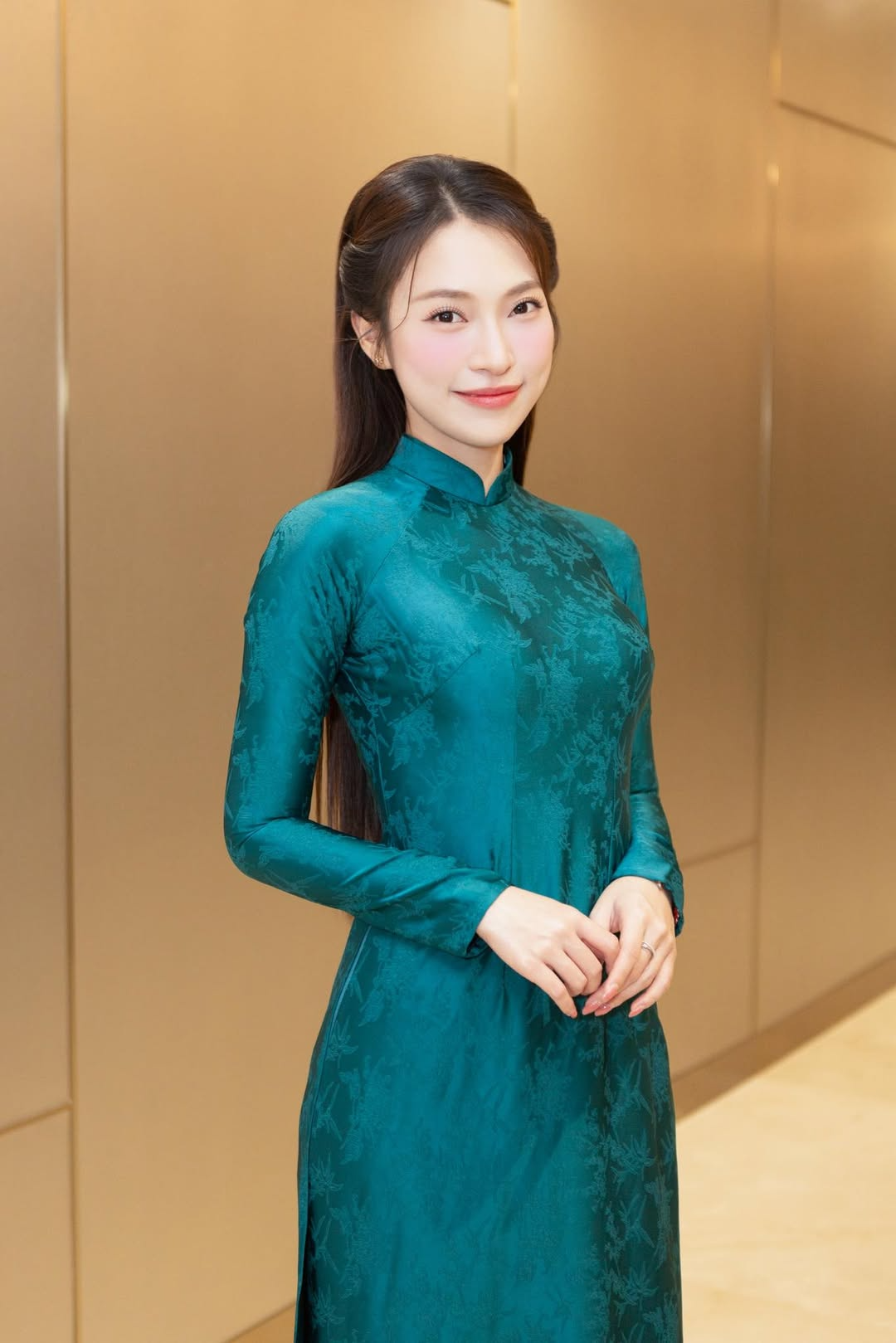 Tư liệu qu&yacute;: Ninh Anh B&ugrave;i &ldquo;tập sự MC&rdquo; dưới sự k&egrave;m cặp của Kh&aacute;nh Vy tại tổng duyệt gala WeYoung 2025- Ảnh 4.