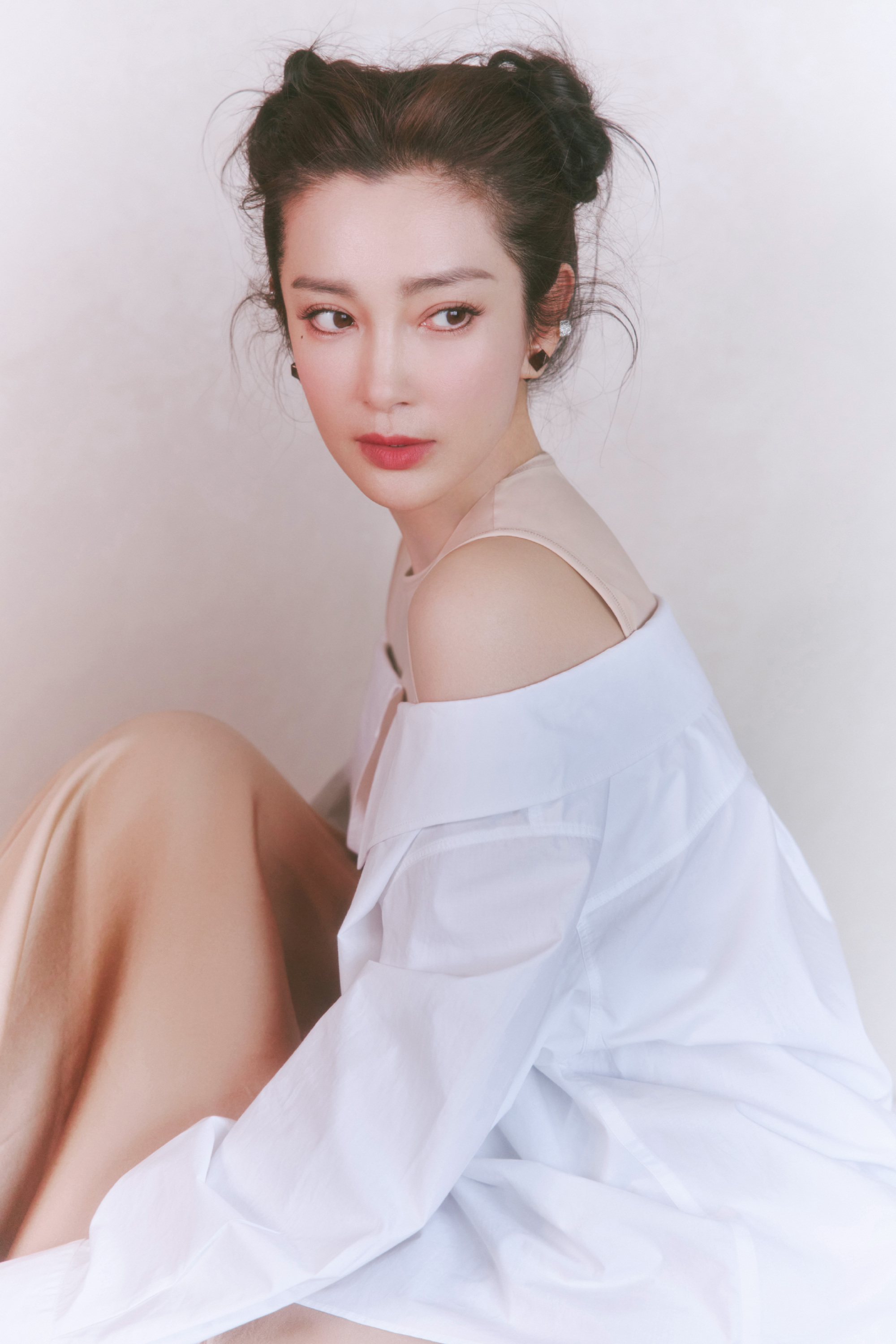 Kh&ocirc;ng ai d&aacute;m cưới mỹ nh&acirc;n ngh&igrave;n tỉ n&agrave;y: Nghe &ldquo;giai thoại&rdquo; đuổi 20 người gi&uacute;p việc m&agrave; to&aacute;t mồ h&ocirc;i- Ảnh 2.