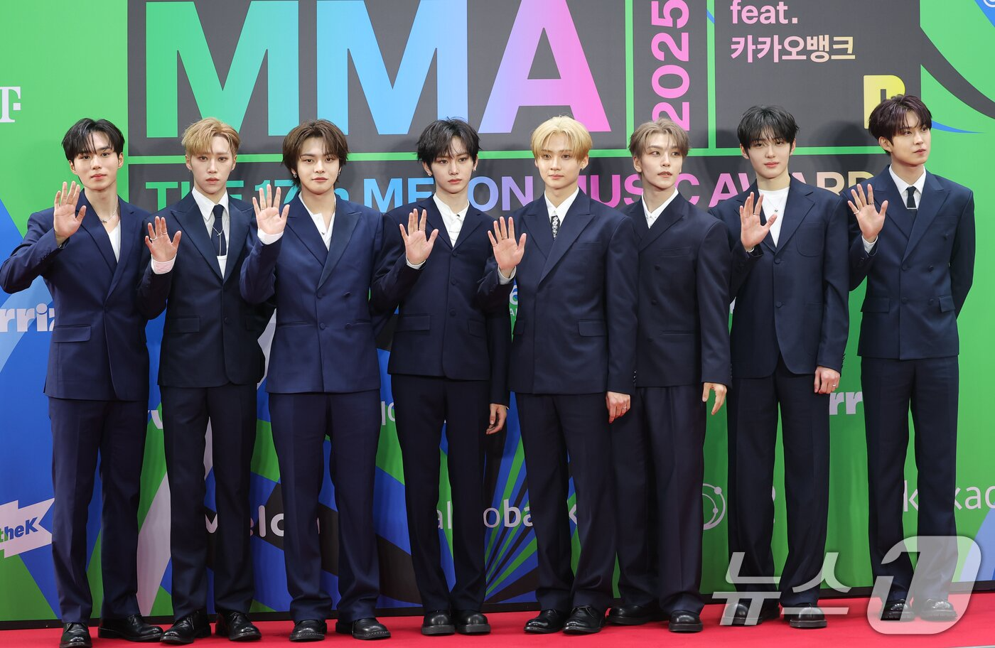 Thảm đỏ MMA 2025: Jennie h&oacute;a &ldquo;nữ ho&agrave;ng&rdquo; đụng mặt t&igrave;nh cũ GD - Kai, Winter (aespa) lộ diện sau ồn &agrave;o hẹn h&ograve; Jungkook- Ảnh 40.