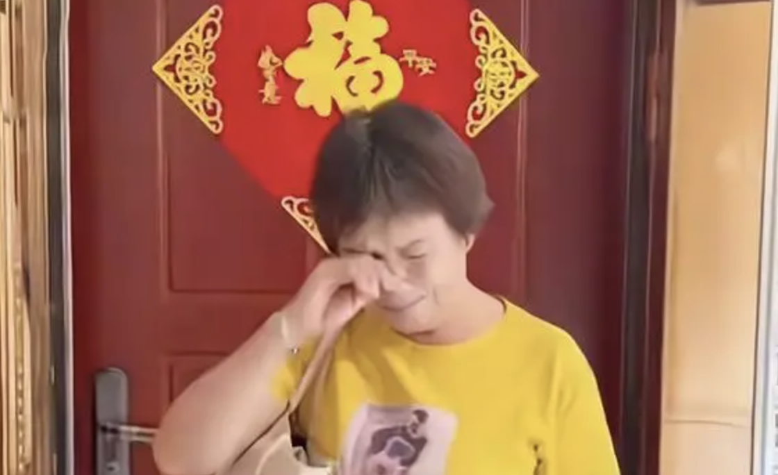 B&agrave; mẹ nhận 6 tỷ tiền đền b&ugrave; đất liền chia hết cho con trai, l&uacute;c gi&agrave; yếu đến nh&agrave; con g&aacute;i th&igrave; nhận được tin shock- Ảnh 2.