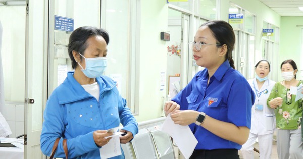 TPHCM: Người cao tuổi được cấp BHYT miễn ph&iacute; cần l&agrave;m g&igrave; khi thẻ hết hạn?