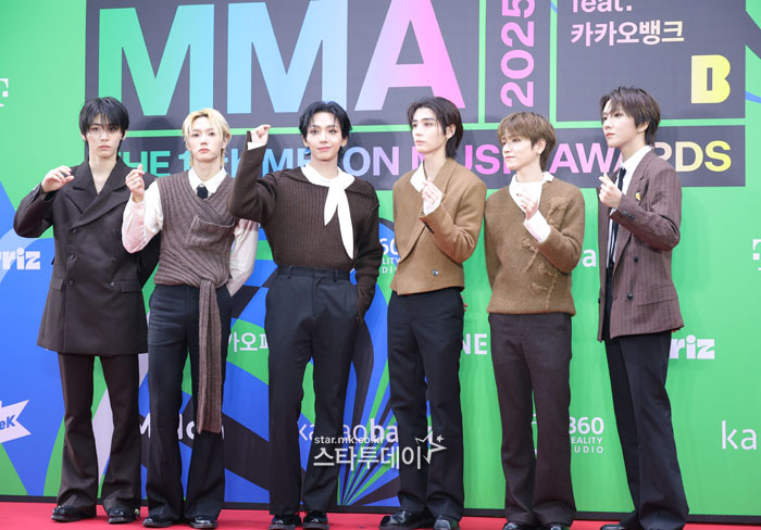 Thảm đỏ MMA 2025: Jennie h&oacute;a &ldquo;nữ ho&agrave;ng&rdquo; đụng mặt t&igrave;nh cũ GD - Kai, Winter (aespa) lộ diện sau ồn &agrave;o hẹn h&ograve; Jungkook- Ảnh 38.