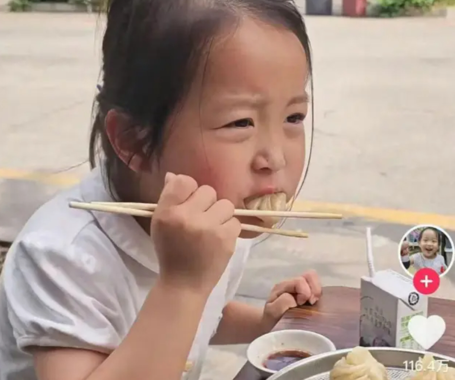 Bức ảnh bé gái ăn sáng có gì bất thường mà khiến dân mạng tranh cãi: Ai cũng thế thì xã hội loạn mất!- Ảnh 1.