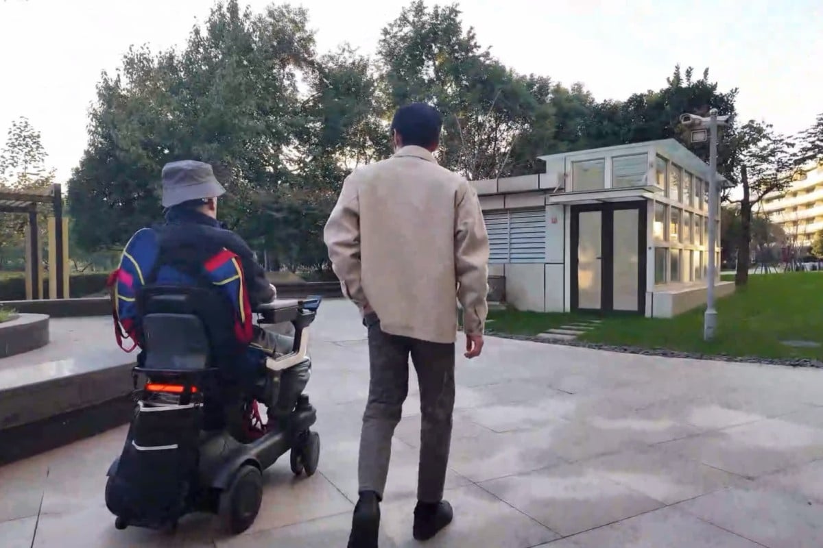 Trung Quốc vượt mặt Elon Musk: Người đ&agrave;n &ocirc;ng bại liệt điều khiển robot v&agrave; đi l&agrave;m lại bằng &yacute; nghĩ- Ảnh 1.