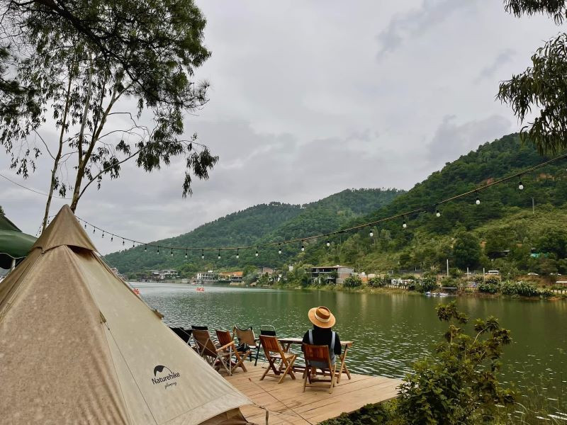 Ph&aacute;t hiện hồ nước b&ecirc;n thảo nguy&ecirc;n vắng vẻ, hoang sơ, du kh&aacute;ch nhận x&eacute;t: 