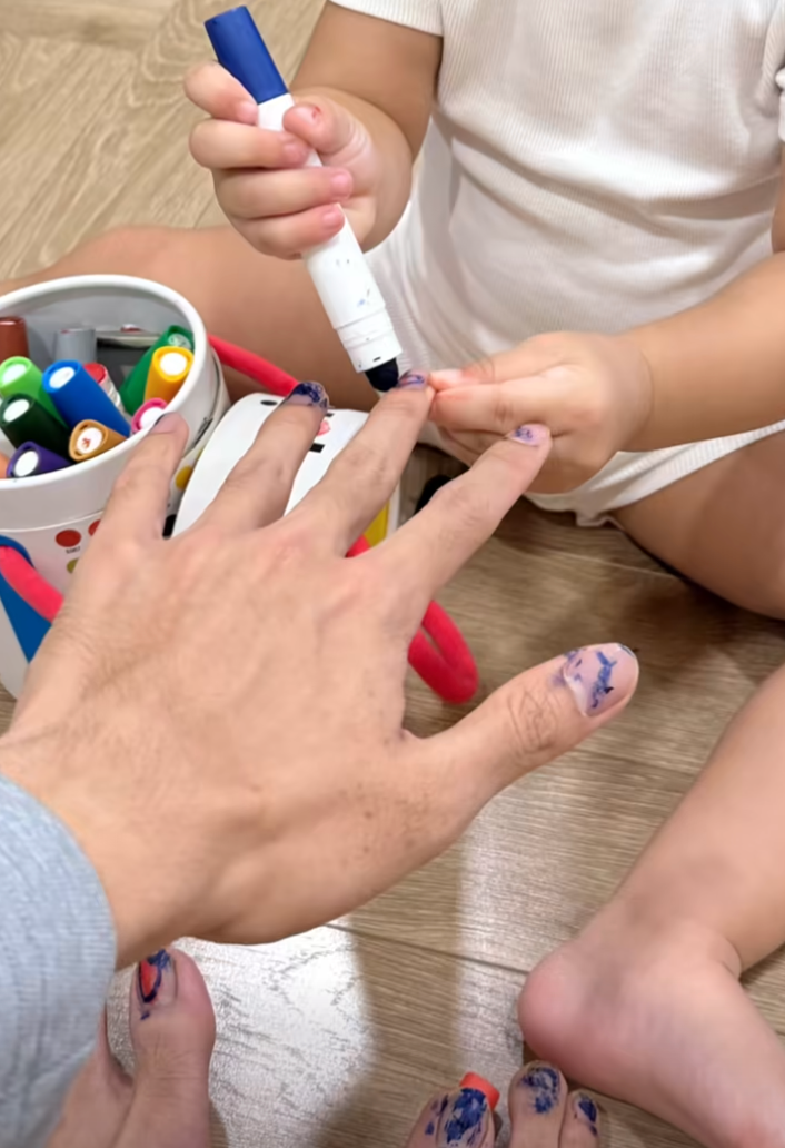 C&oacute; l&agrave; đại gia như Cường Đ&ocirc; La hay CEO như L&acirc;m Thanh Kim th&igrave; cũng bị &aacute;i nữ mang ra l&agrave;m b&uacute;p b&ecirc;, t&ocirc; son điểm phấn như thường!- Ảnh 7.