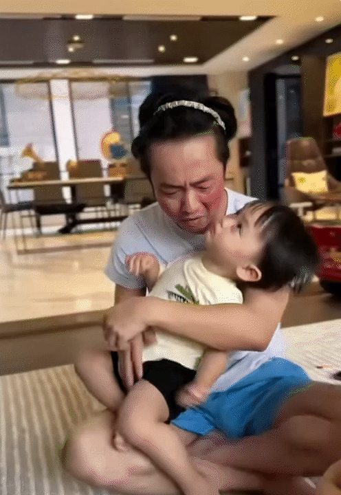 C&oacute; l&agrave; đại gia như Cường Đ&ocirc; La hay CEO như L&acirc;m Thanh Kim th&igrave; cũng bị &aacute;i nữ mang ra l&agrave;m b&uacute;p b&ecirc;, t&ocirc; son điểm phấn như thường!- Ảnh 1.