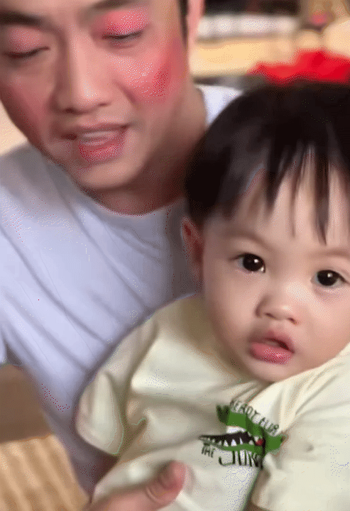 C&oacute; l&agrave; đại gia như Cường Đ&ocirc; La hay CEO như L&acirc;m Thanh Kim th&igrave; cũng bị &aacute;i nữ mang ra l&agrave;m b&uacute;p b&ecirc;, t&ocirc; son điểm phấn như thường!- Ảnh 2.