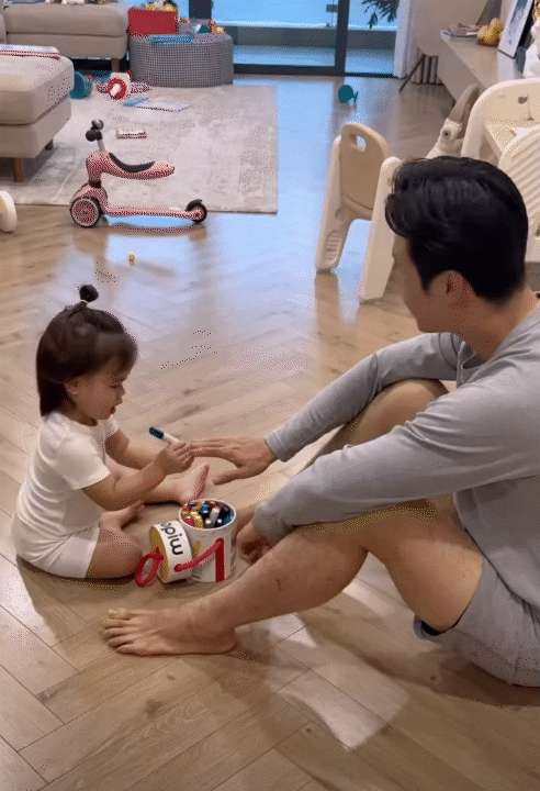 C&oacute; l&agrave; đại gia như Cường Đ&ocirc; La hay CEO như L&acirc;m Thanh Kim th&igrave; cũng bị &aacute;i nữ mang ra l&agrave;m b&uacute;p b&ecirc;, t&ocirc; son điểm phấn như thường!- Ảnh 6.