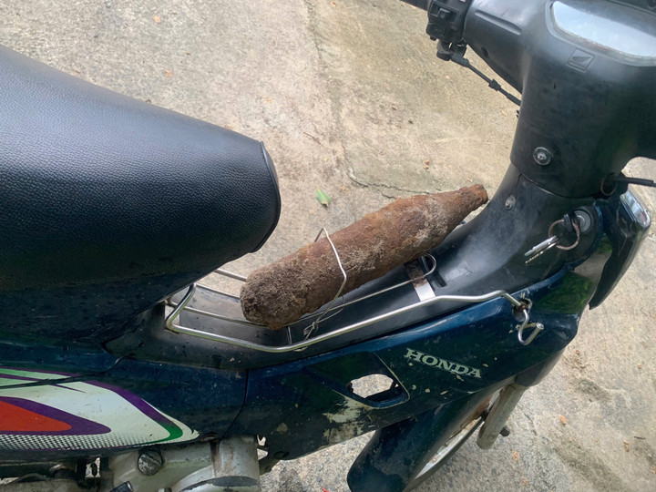 Nhặt được vật nghi giống đạn, người đ&agrave;n &ocirc;ng đem đến trụ sở C&ocirc;ng an giao nộp- Ảnh 1.