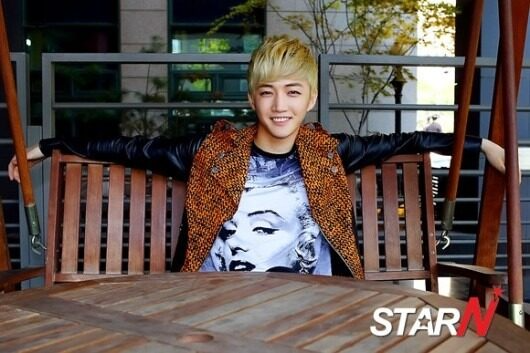 Bước ngoặt kh&ocirc;ng ngờ của nam ca sĩ hết thời, phải l&agrave;m th&ecirc;m quần quật ở 3 nơi- Ảnh 1.