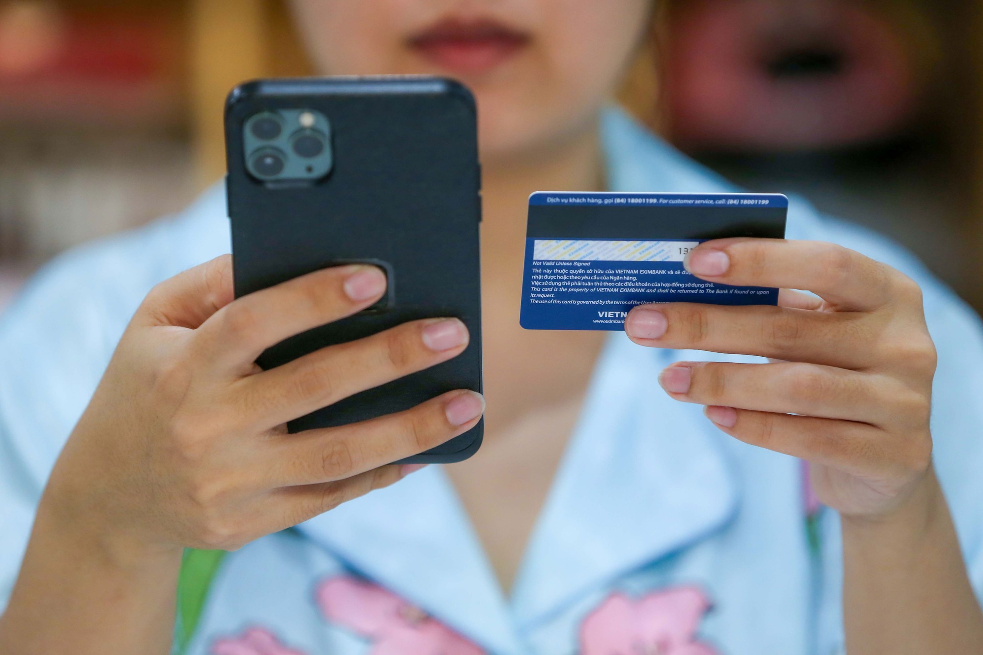 V&igrave; sao kẻ lừa đảo đọc vanh v&aacute;ch số dư, biết ch&iacute;nh x&aacute;c m&atilde; OTP của bạn d&ugrave; điện thoại vẫn nằm tr&ecirc;n tay?- Ảnh 3.