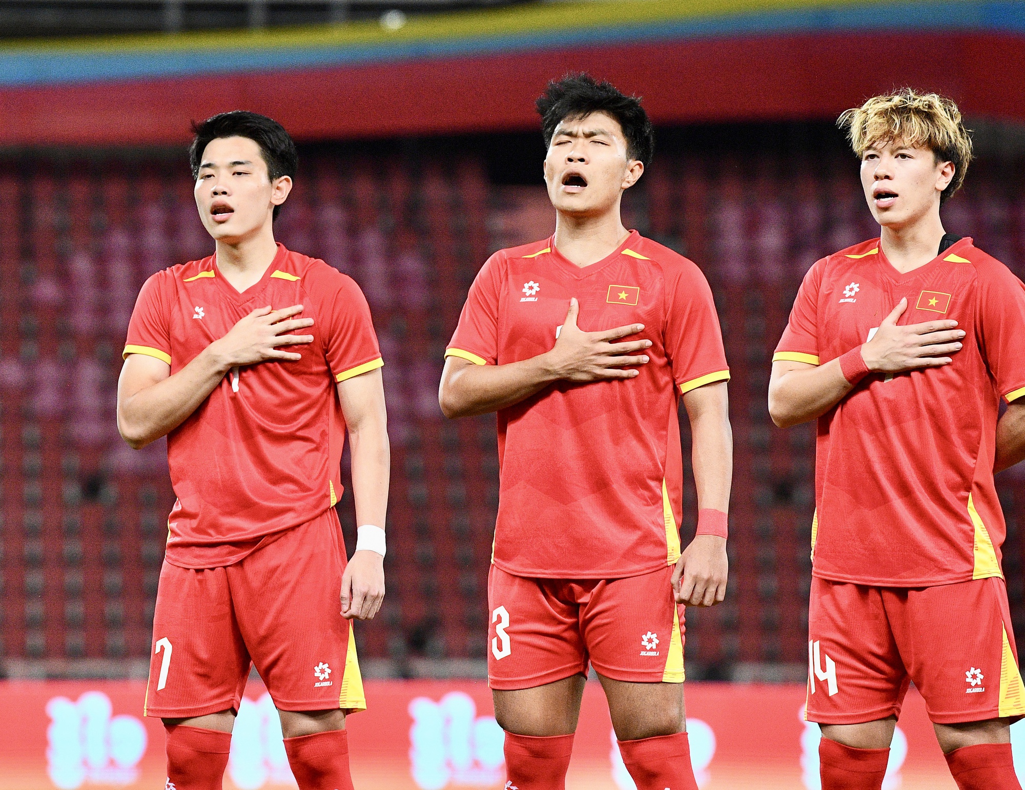 Tuyển thủ U22 Việt Nam g&acirc;y sốt v&igrave; 