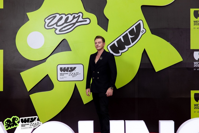 Không khí HOT 1000 độ tại phố đi bộ lúc này: Dàn sao Mưa Đỏ gây náo loạn, "anh Tạ" khoe visual lột xác- Ảnh 8. Không khí HOT 1000 độ tại phố đi bộ lúc này: Dàn sao Mưa Đỏ gây náo loạn, "anh Tạ" khoe visual lột xác- Ảnh 8.