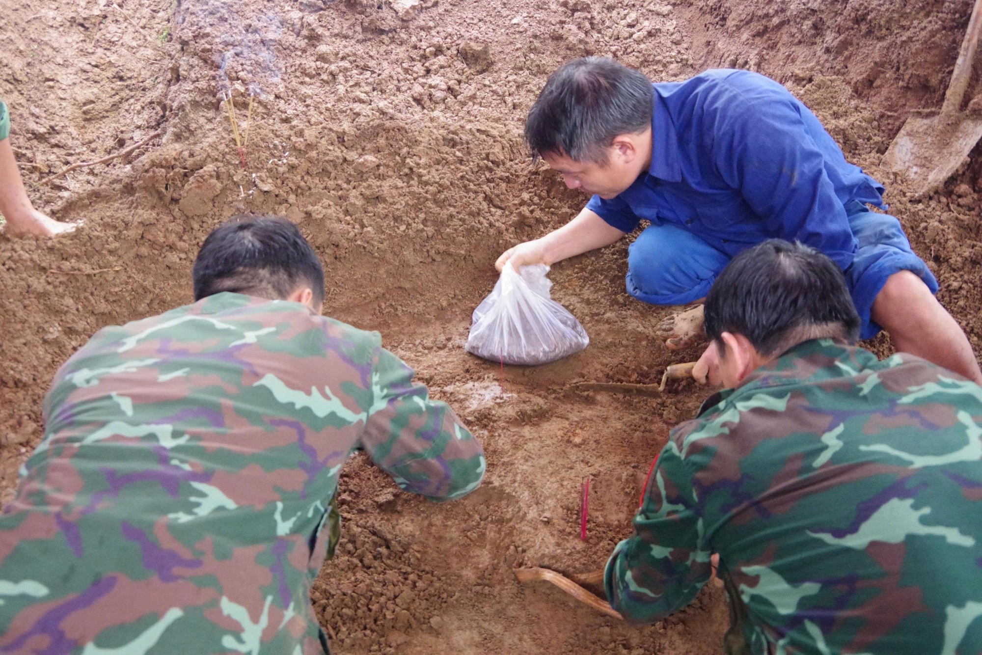 Phát hiện 4 hài cốt liệt sĩ cùng nhiều di vật trong vườn của một hộ gia đình ở Quảng Trị- Ảnh 1. Phát hiện 4 hài cốt liệt sĩ cùng nhiều di vật trong vườn của một hộ gia đình ở Quảng Trị- Ảnh 1.