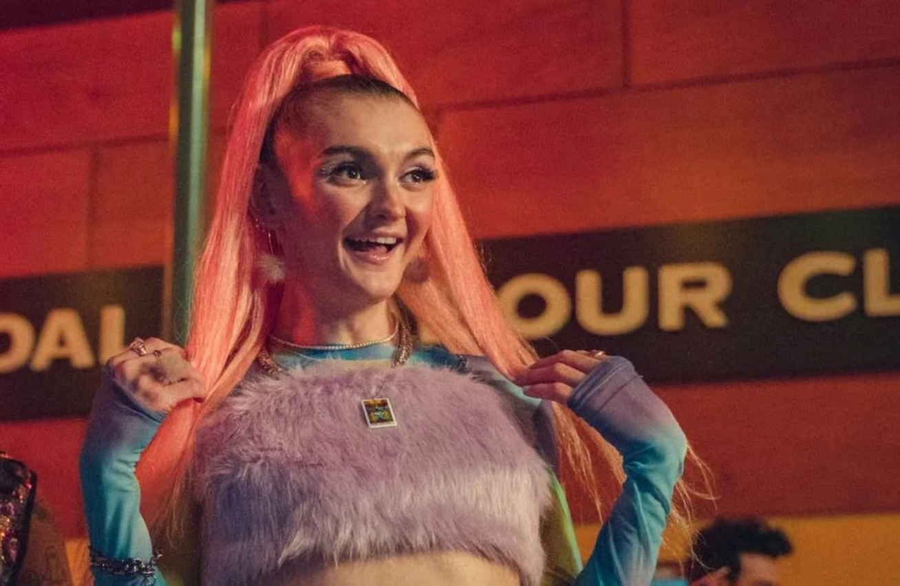 Xem phim Sex Education, t&ocirc;i bẽ b&agrave;ng nhận ra l&yacute; do v&igrave; sao bạn b&egrave; ở lớp v&agrave; h&agrave;ng x&oacute;m, ai cũng gh&eacute;t con g&aacute;i m&igrave;nh!- Ảnh 1.