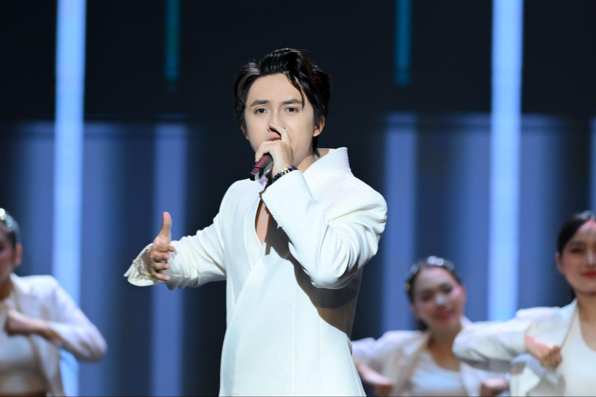 Nam rapper vừa &ldquo;tốt nghiệp&rdquo; Rap Việt đ&atilde; ghi dấu tại sự kiện cấp Quốc gia, khoe ca kh&uacute;c mới ai nghe cũng x&uacute;c động- Ảnh 2.